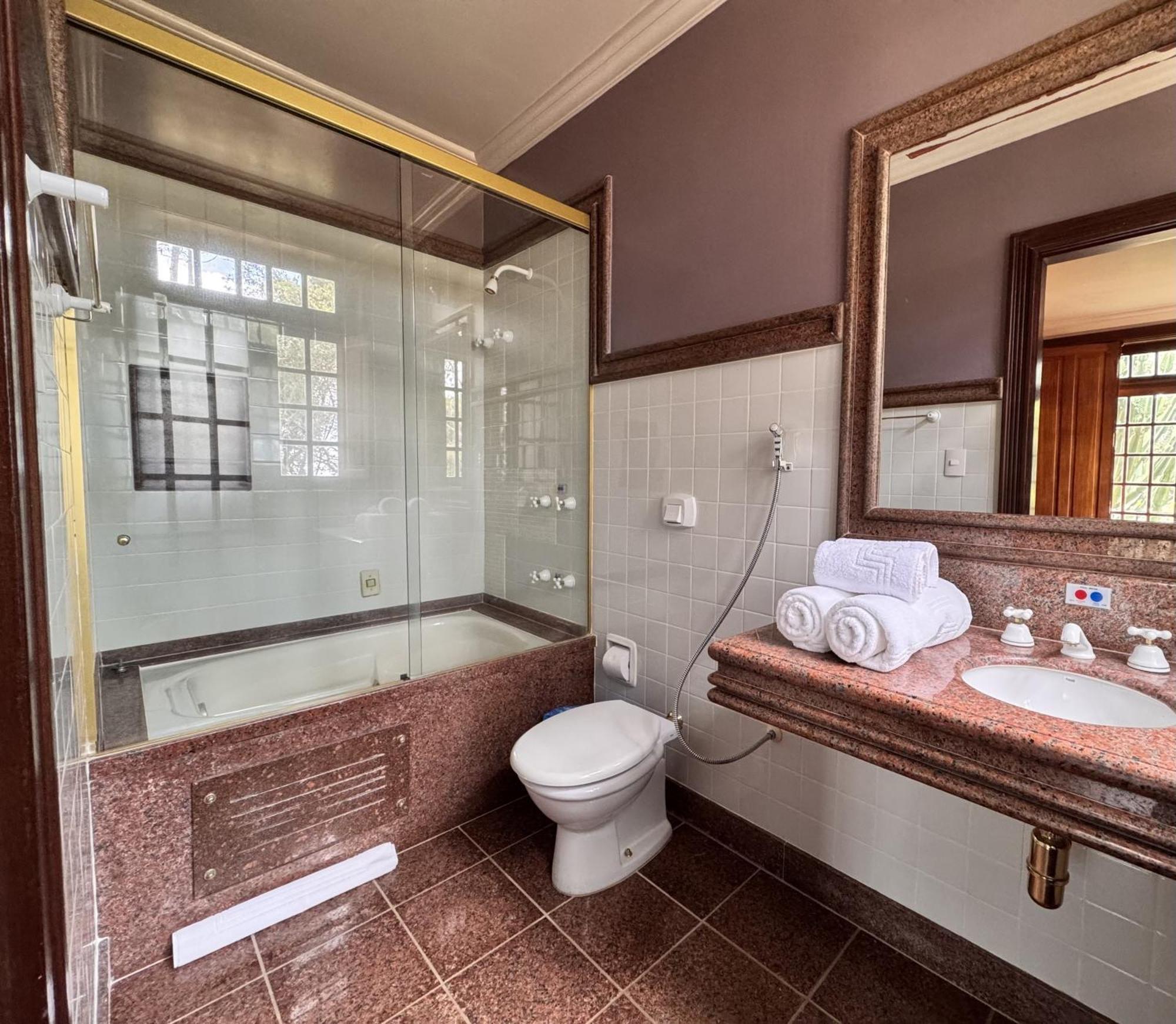Aroso Paco Hotel Педра-Азул Экстерьер фото A bathroom in a hotel
